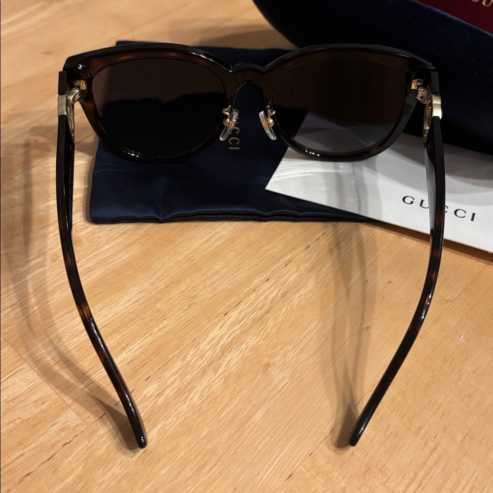 Gucci Black Women's Sunglasses with Velvet Case - Picture 7 of 9